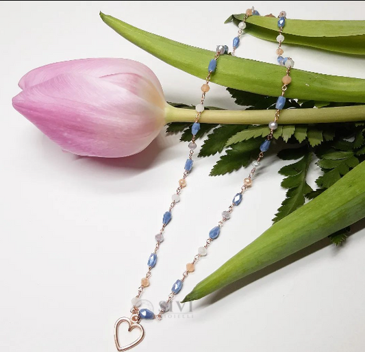 Collana rosario con cristalli azzurri, cipria e ciondolo a cuore vuoto