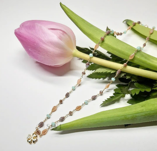 Collana rosario con cristalli viola, arancio, tortora e azzurri con quadrifoglio