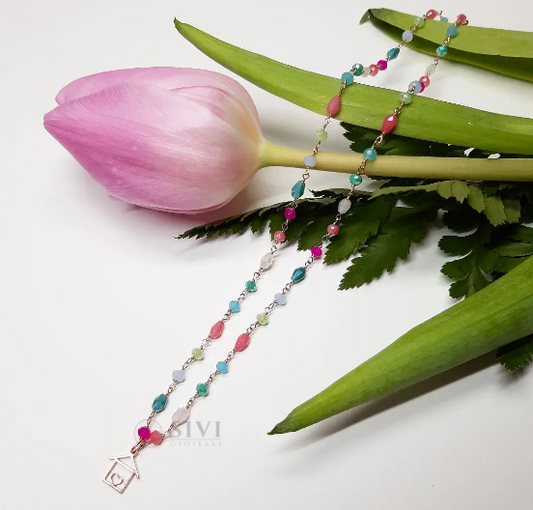 Collana rosario con cristalli rosa, verdi, bianchi con casetta a cuore