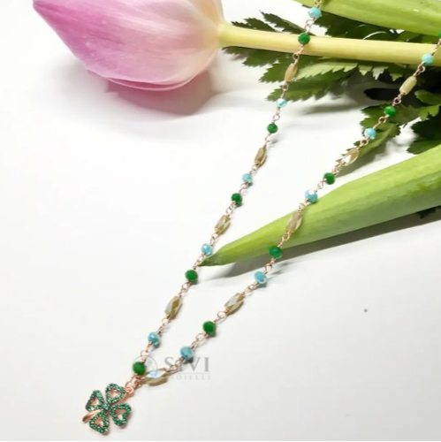 Collana rosario con cristalli beige, verdi, azzurri e ciondolo a quadrifoglio